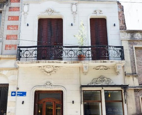 Well situated in the San Telmo district of Buenos Aires, our Hotel is set 2.2 km from La Bombonera Stadium, 2.6 km from Caminito Street and 3 km from Plaza de Mayo Square