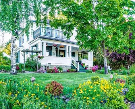 Your home away from home is conveniently located within walking distance to downtown Ashland, Oregon