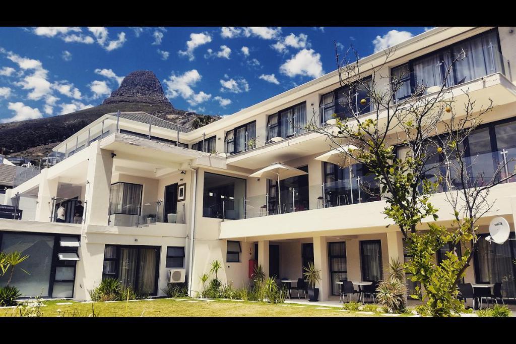 This establishment offers a great holiday location within the upmarket residential area of Fresnaye, on Cape Town's Atlantic Seaboard