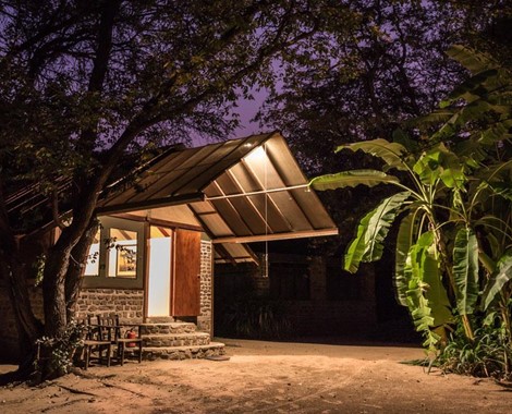 The lodge is situated on the bank of the Kunene River which forms the north-western border between Angola and Namibia