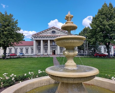 The manor, dating all the way back to 1595, when the land was ruled by Nonhart, Masalski, and the Radziwill families, boasts a rigorous classicist composition and baroque decoration
