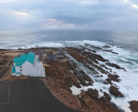 A Premium 4-Star Hotel in Mossel Bay, set on the rocks Just below the Historical St. Blaize Lighthouse, where every Room enjoys the Magnificent Indian Ocean