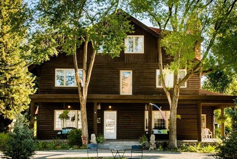 Located just 10 minutes south of Sun Valley, near the Sawtooth Mountains, this historic 9-room bed and breakfast has distinguished itself with a relaxing homey feel worlds apart from the standard chain-hotels