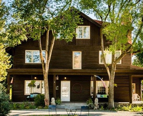 Located just 10 minutes south of Sun Valley, near the Sawtooth Mountains, this historic 9-room bed and breakfast has distinguished itself with a relaxing homey feel worlds apart from the standard chain-hotels
