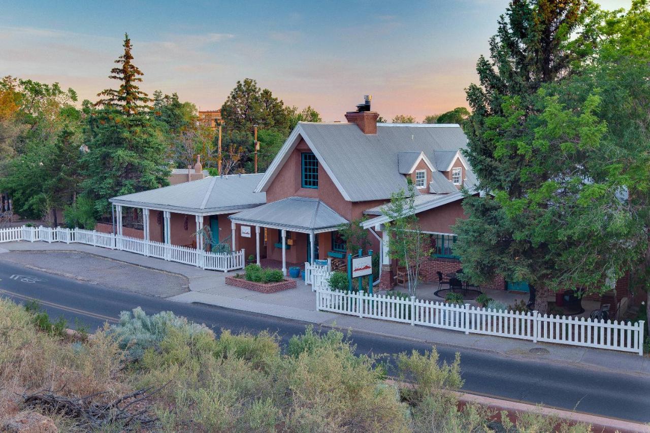 Our Santa Fe bed & breakfast is located within walking distance to the Santa Fe Plaza, restaurants, museums, shops, art galleries and more!