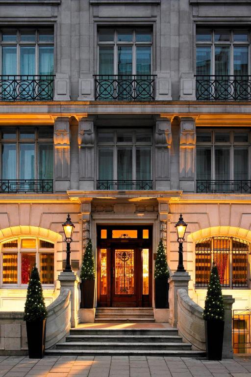 OFF-MARKET SALE: FORWARD PURCHASE of a very substantial upper FOUR-STAR HOTEL, in a prime location on London's HYDE PARK