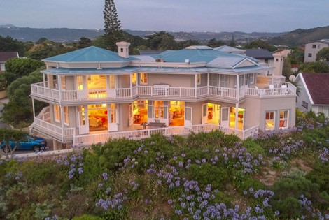 This luxury villa is located on the water’s edge of Leisure Isle with a commanding view of Knysna's spectacular lagoon