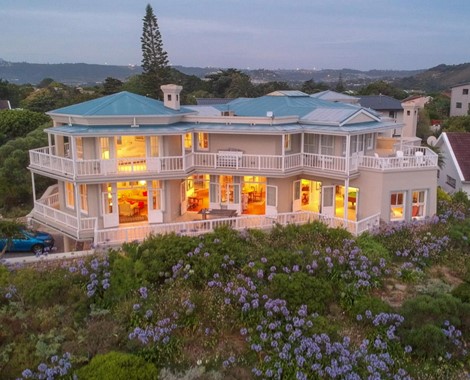 This luxury villa is located on the water’s edge of Leisure Isle with a commanding view of Knysna's spectacular lagoon