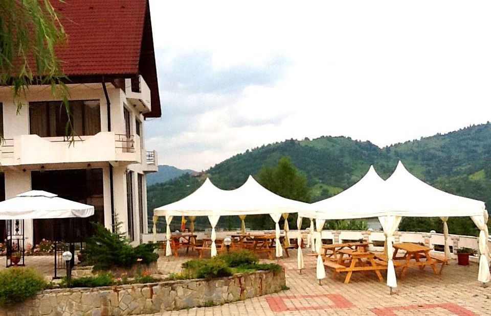 Offering a restaurant and a terrace, this Pensiunea is located in Ceahlău, Romania