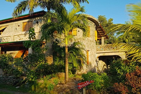 Charming, Casual, Comfortable, Sustainable. “Barefoot Luxury”. Travellers welcomed as guests at our Eco Lodge