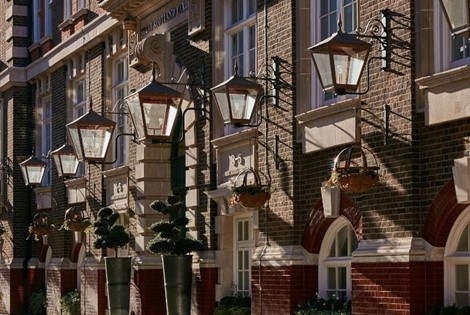 Get the celebrity treatment with world-class service at our historic, iconic Hotel