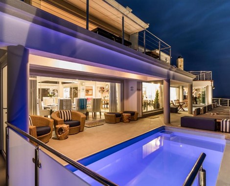 This Luxury Retreat is a unique, 5-star boutique hotel situated on the beautiful edge of the iconic Knysna Heads