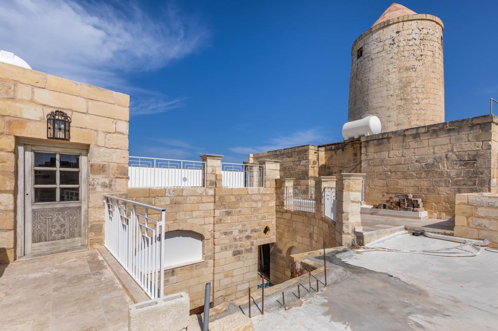 This is a fully licensed guesthouse located in the medieval village of Naxxar, nestled in a quaint alleyway just off the charming street of St Lucy, next door to the chapel of St Lucy
