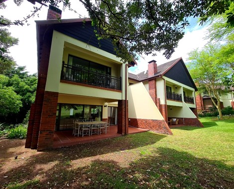 Located in the quaint town of Pennington, the Selborne Golf Estate, Sunbird Villas offer spacious rooms in warm décor