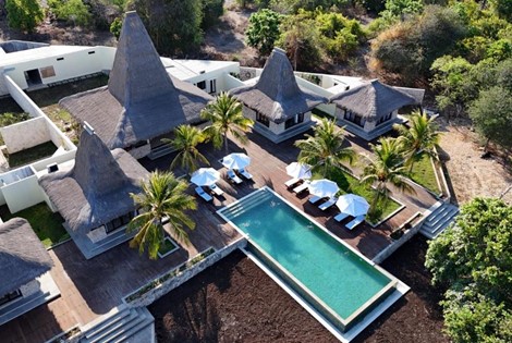 In harmony with its magnificent beach, surrounding lush gardens, private infinity pool and breathtaking views over the Ocean, this  villa complex rises on the alluring horizon, with perfect poise