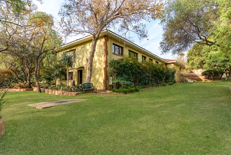 Escape to the tranquility of our bushveld retreats situated in the heart of the Dinokeng North region, just one hour’s drive from Sandton or Johannesburg International Airport 
