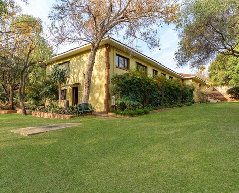Escape to the tranquility of our bushveld retreats situated in the heart of the Dinokeng North region, just one hour’s drive from Sandton or Johannesburg International Airport 