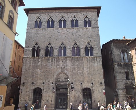 The marvellous palace that hosted Raphael in the Renaissance is today the ideal place to discover Florence and its treasures