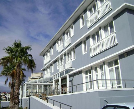 The hotel offers 26 beautifully appointed en suite rooms with breathtaking views of False Bay or the majestic Elsies Peak