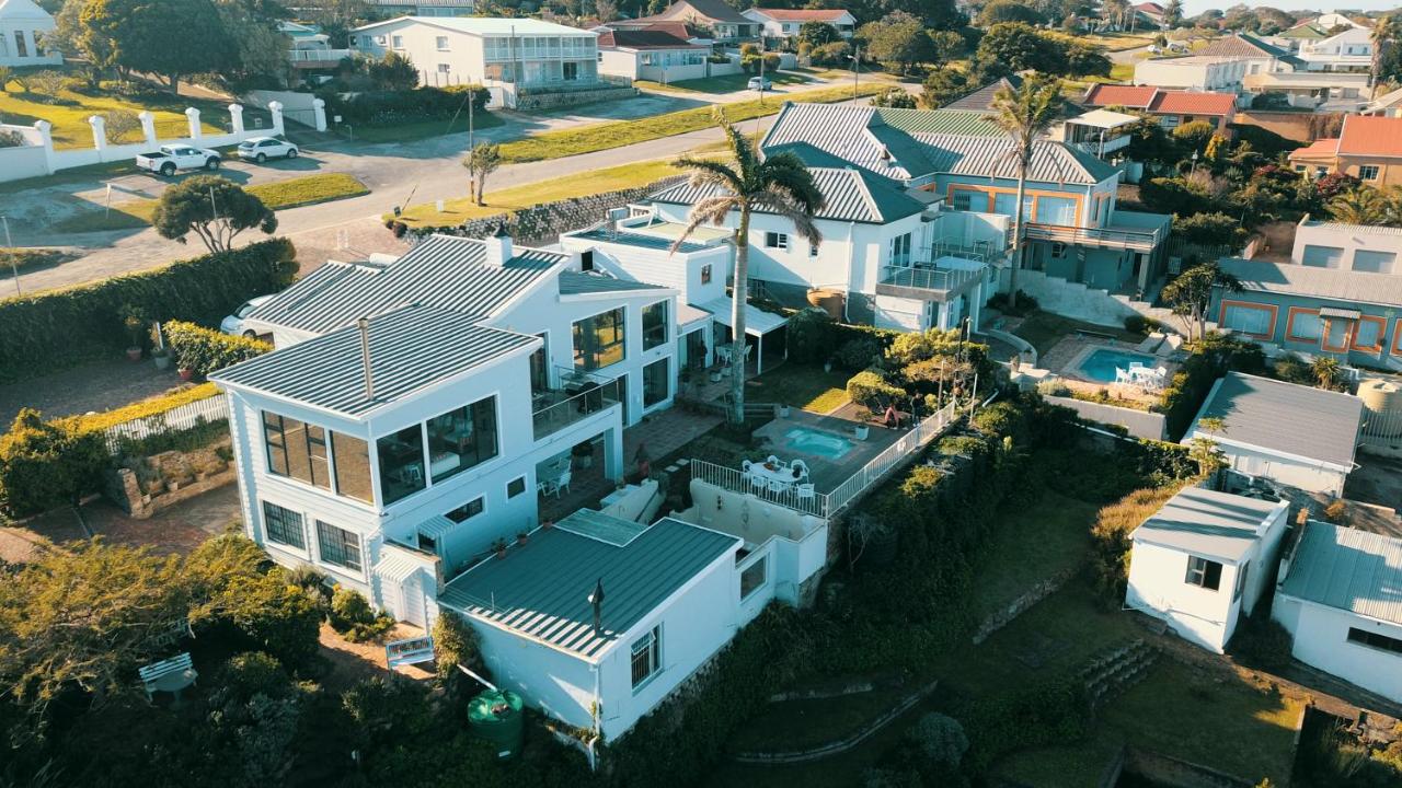 This Guest House is perched high on a hill overlooking the picturesque town of Port Alfred and commands panoramic views of the sea, the Kowie River, The Royal Alfred Marina and the colourful small boat harbour