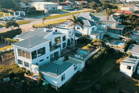 This Guest House is perched high on a hill overlooking the picturesque town of Port Alfred and commands panoramic views of the sea, the Kowie River, The Royal Alfred Marina and the colourful small boat harbour