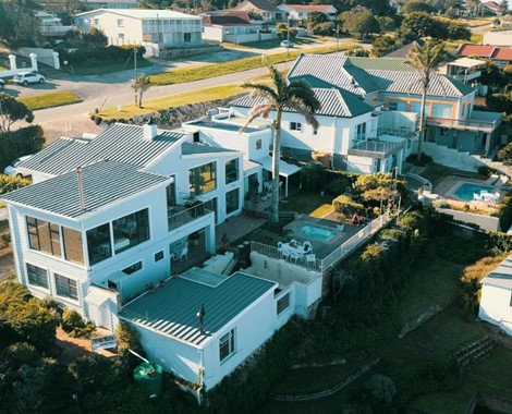 This Guest House is perched high on a hill overlooking the picturesque town of Port Alfred and commands panoramic views of the sea, the Kowie River, The Royal Alfred Marina and the colourful small boat harbour