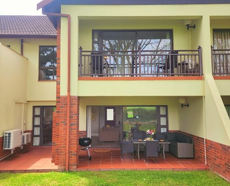 Boasting air-conditioned accommodation with a pool with a view, garden view and a balcony, this Villa in Selborne Golf Estate is situated in Pennington