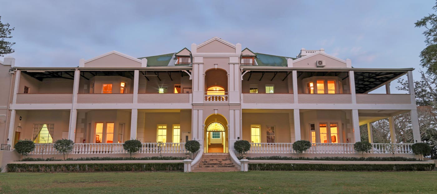 We invite you to experience the historic atmosphere and colonial charm of our Manor
